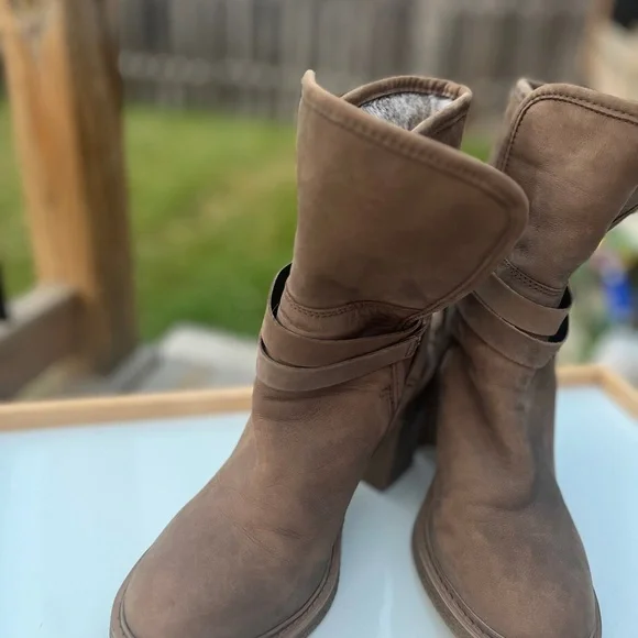 Elegant Tan Heeled Boots EU38 like New - Picture 3 of 10